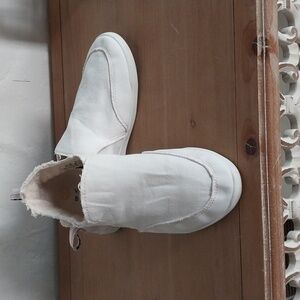 VIONIC Beach Malibu Slip On Sneakers. Size 8, White